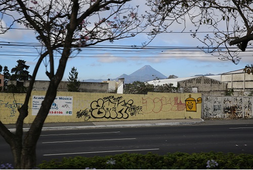 グアテマラ市内と山.JPG