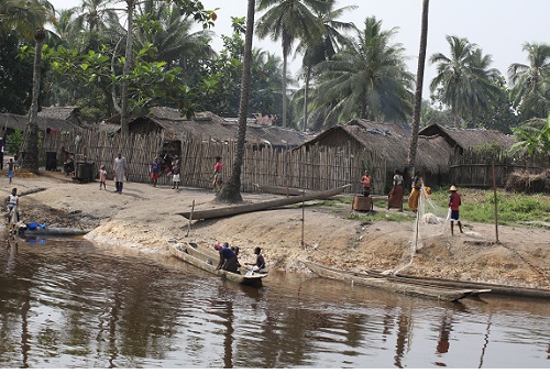 コンゴ川の村の光景.JPG