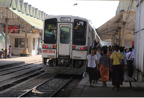 ヤンゴンの鉄道.JPG