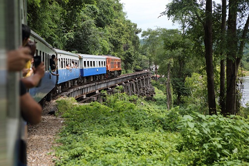 泰緬鉄道・桟道を渡る.JPG