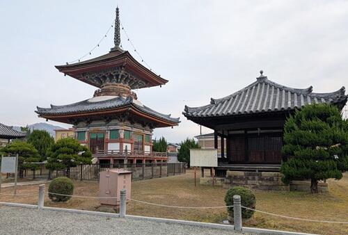 20251203酒見寺の多宝塔と地蔵堂.jpg