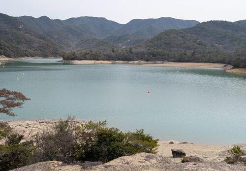 20250410昭和池からの三草山.jpg