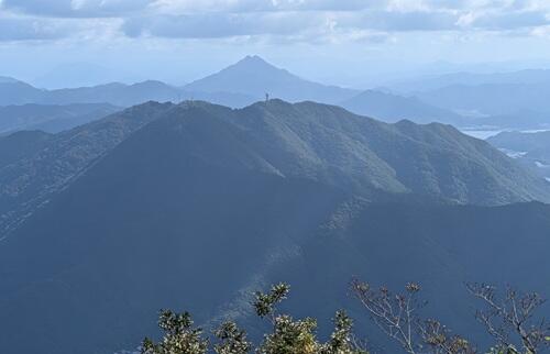 20251011由良ヶ岳西東峰からの青葉山.jpg