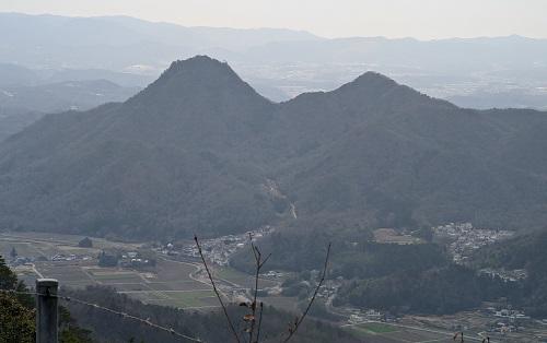 20220328大船山下からの羽束山.jpg