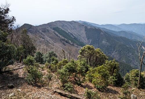 20240403石地力山から冷水山を.jpg