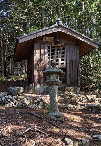 20210512筏森山の神社.jpg