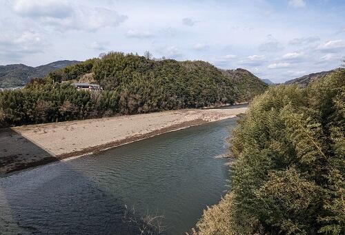 20230305木津川からの流岡山.jpg