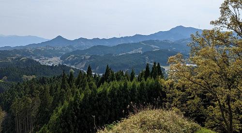 20220421烏塒屋山から竜門岳.jpg