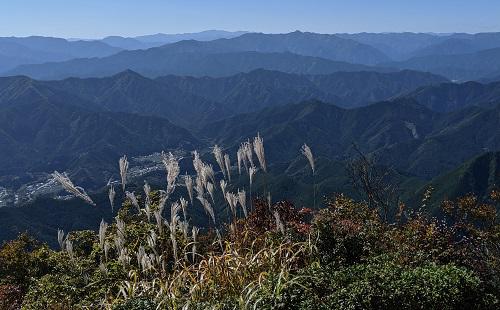 20211031局ヶ岳から迷岳と大台.jpg