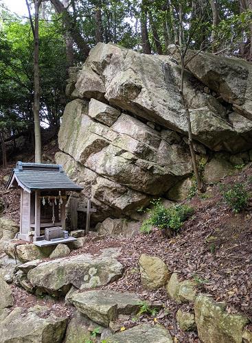 20210508胡宮神社の磐座.jpg