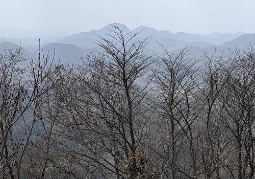 20210406三草山からの羽束山.jpg