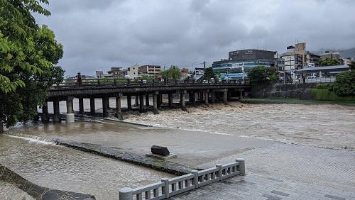 20210814増水した三条大橋.jpg