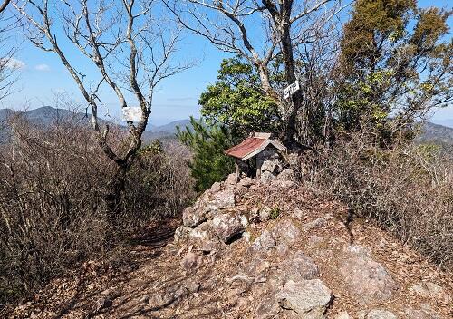20230318トンガリ山山頂.jpg