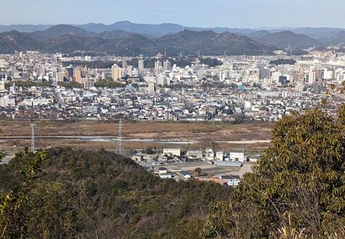 20240118仁寿山からの手柄山と冑山.jpg