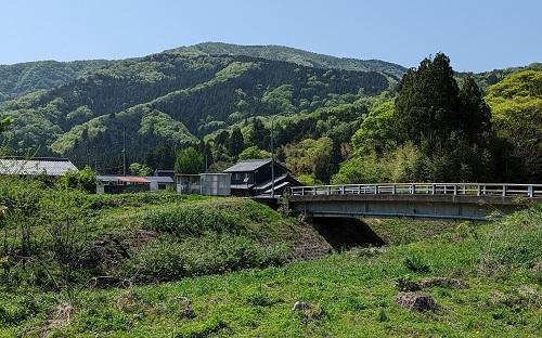 20220429新堂からの行市山.jpg