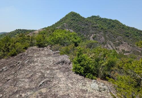 20250515岩場の登りから善防山を.jpg