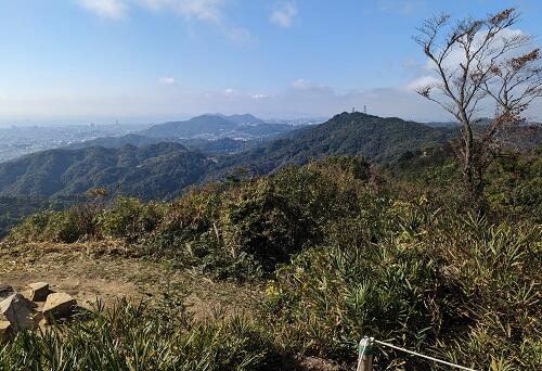 20221104鍋蓋山からの菊水山.jpg